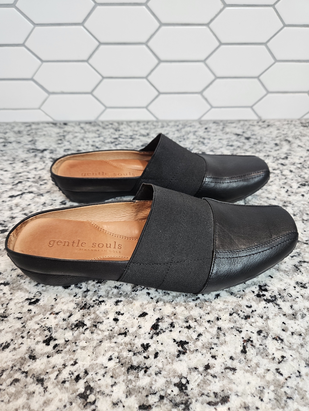 Gentle Souls by Kenneth Cole Women's Black Slip-On Mules Clogs Size 7.5
